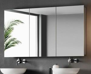 Koupelnová skříňka se zrcadlem a světlem poskytuje vynikající osvětlení, které je důležité zejména při rutinních činnostech v koupelně.
